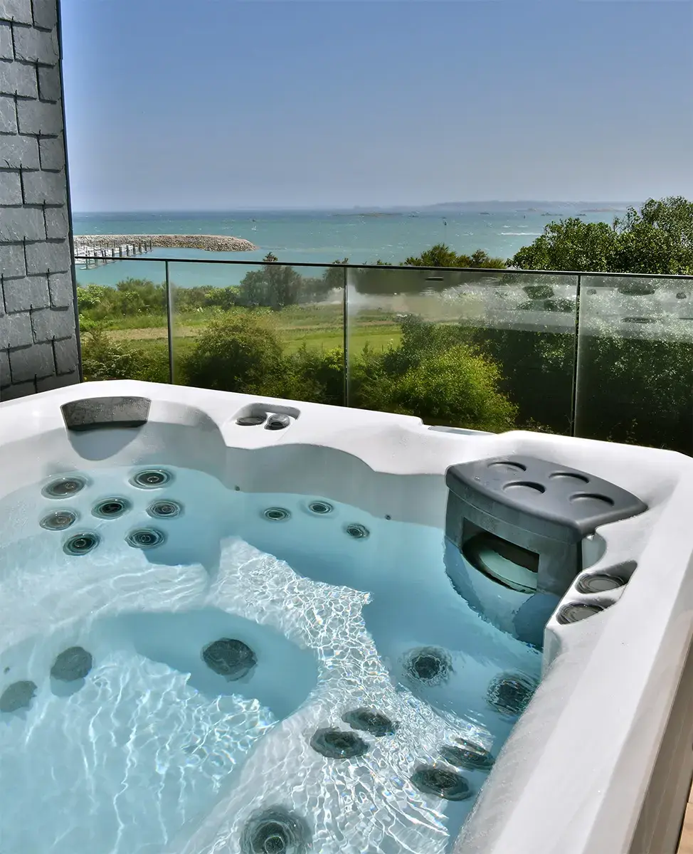 Grande Terre, villa front de mer et spa avec jardin clos à Roscoff (photo 1)