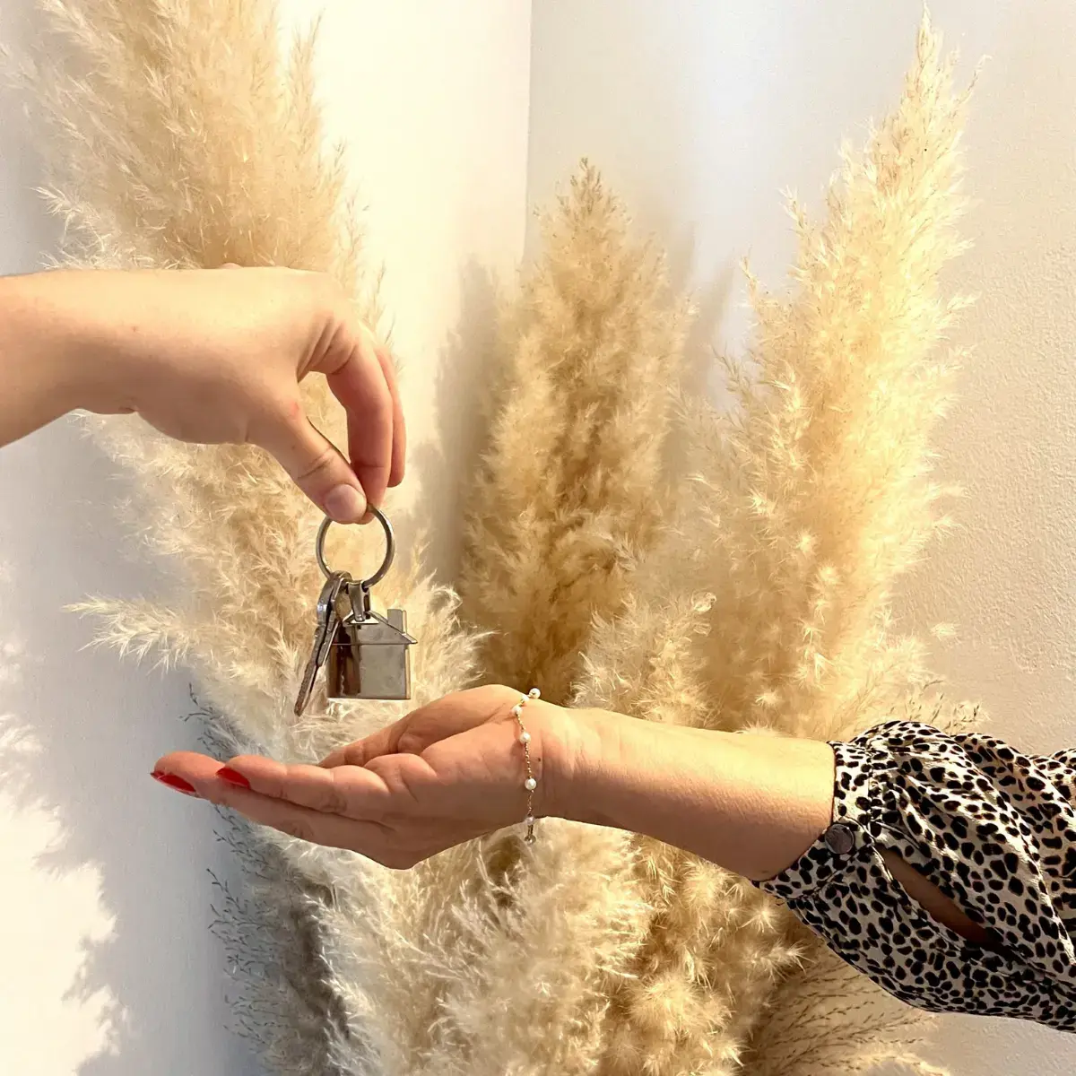 Key handover for a home looked after by Marie Lou Conciergerie