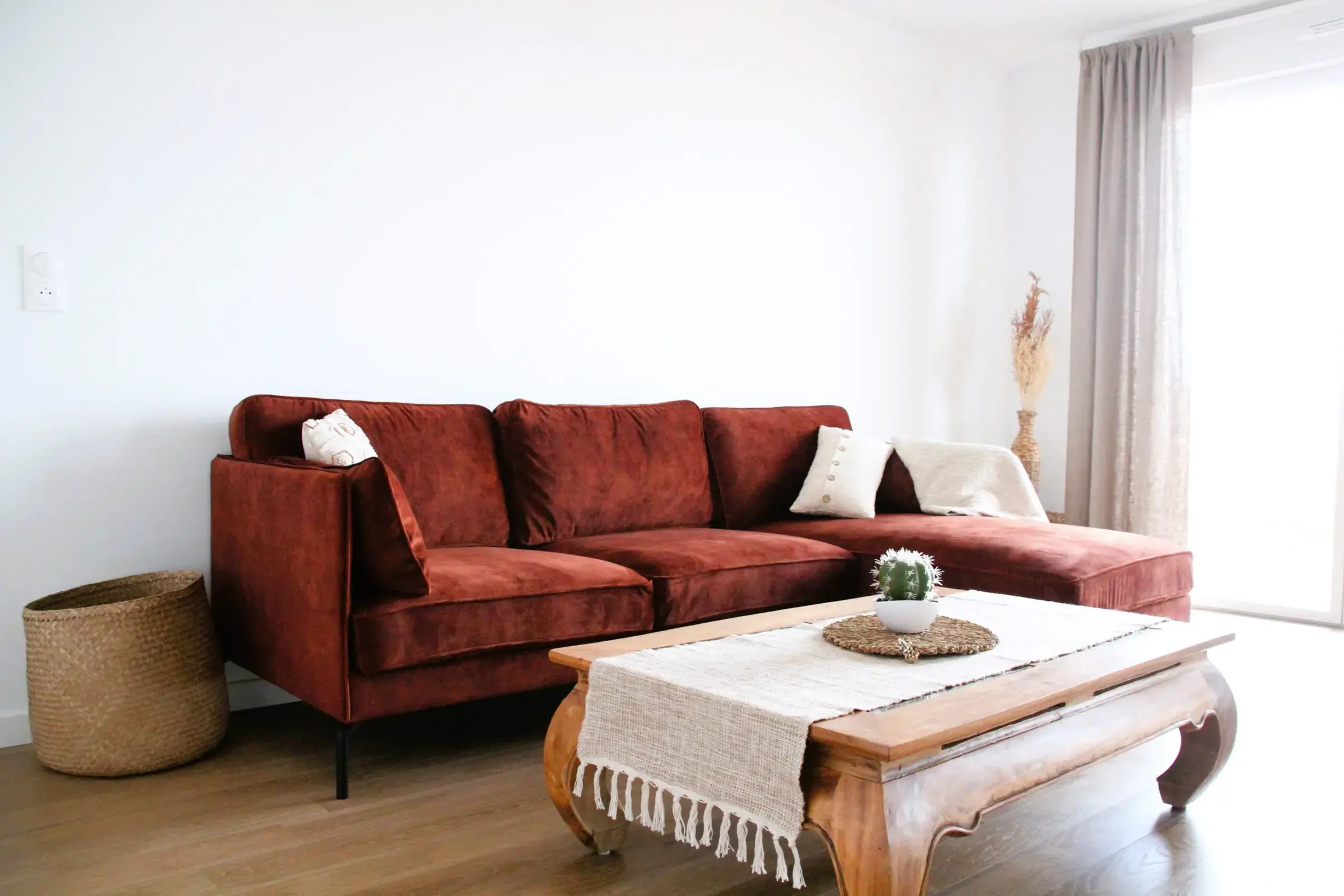 Salon lumineux d'un logement de location saisonnière à Roscoff